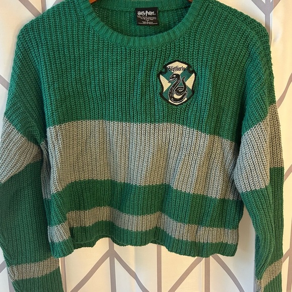 Harry Potter Slytherin Hot Topic Green and Gray Crew Neck Crop Sweater - Picture 2 of 4